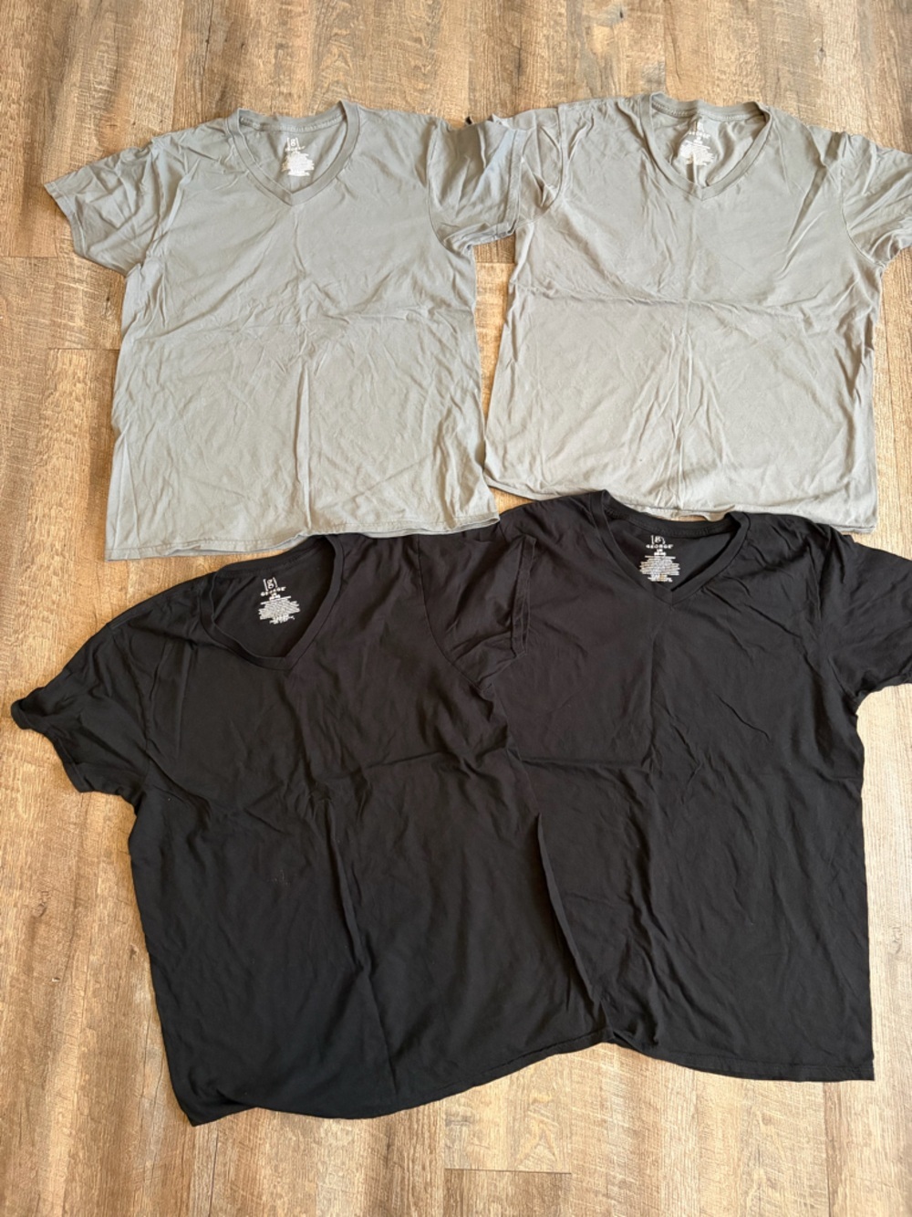🌸 $10 SALE 🌸 George Men's Short-Sleeve Tee Pack in Light Gray and Black - Picture 3 of 8